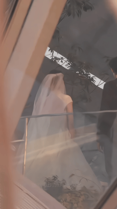 你是我26岁唯一的新娘宋威龙 26 岁生日在《骄阳似我》剧组过！赵今麦穿婚纱送祝