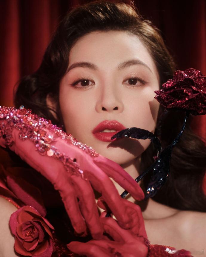 钟楚曦穿自己画的裙子上春晚  钟楚曦春晚的原创裙子太绝了！每一处细节都彰显着她的