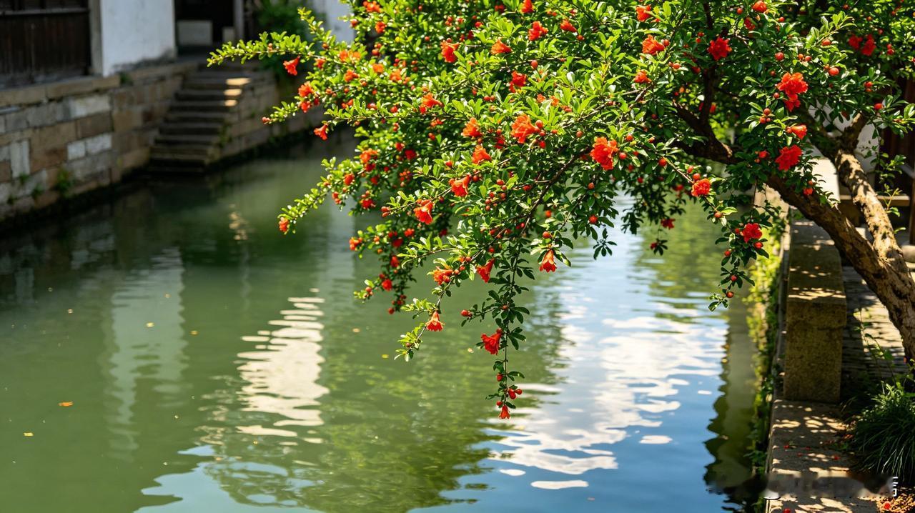 榴花初绽，立夏安暖｜一阕词三副雅联，温柔整个夏天
 
春尽夏临，风暖景明，天地清