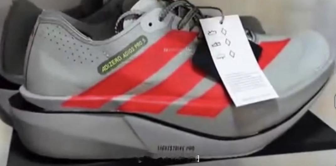 美国的阿迪达斯 adidas adizero adios Pro 5 实物。阿迪