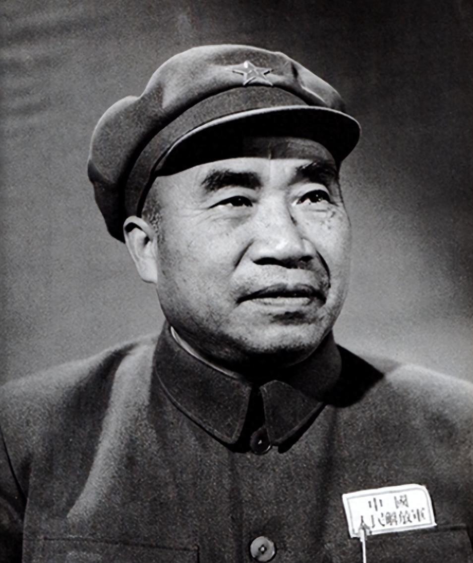 1949年朱德上门拜访陈明仁，进门前行军礼大声报告身份：我是朱德！
1948年冬