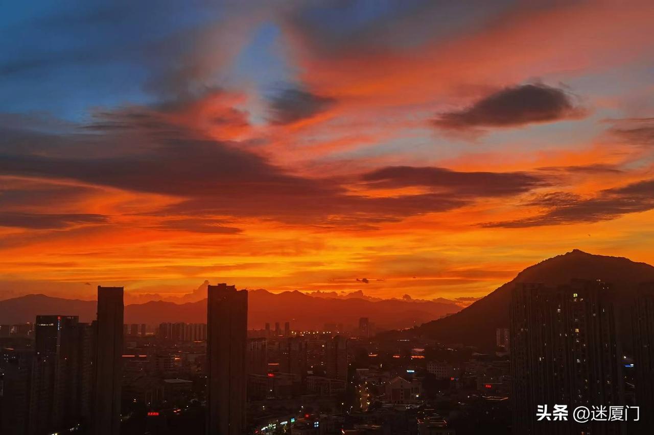 台风天的天空那可真是美得出奇！

傍晚厦门的天空就像一幅绝美的画卷，今年第4号台