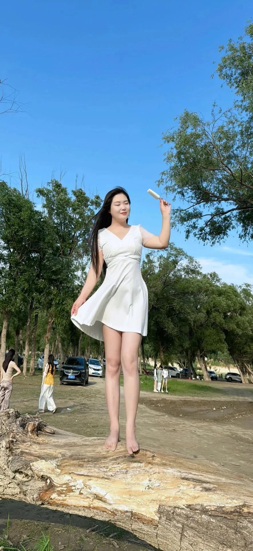女生如何穿搭看起来时尚更有品味呢最爱的小白裙，穿出去野游，那回头率百分百，我都脸