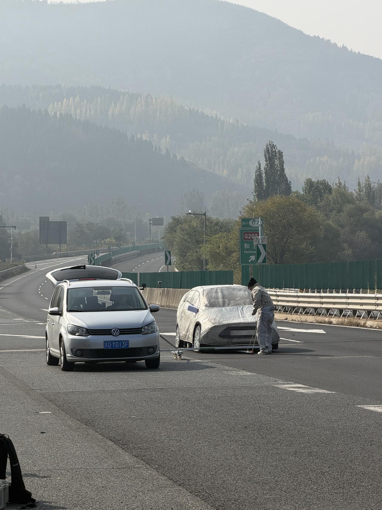 堵车时，最考验耐心和技术的，莫过于旁边车道突然探出个车头，强硬地要挤进你前面——