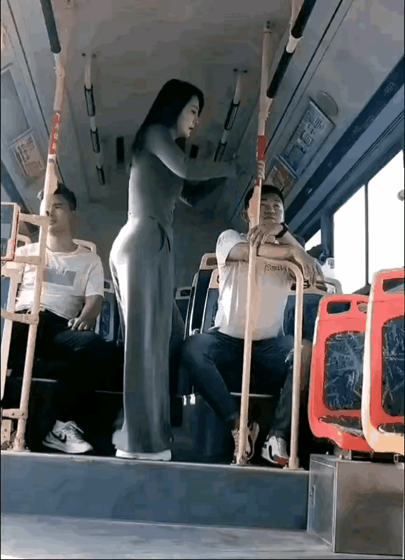 公交车上一名女子太不讲道理了，车里面又不是没有位子坐，大把的空子他不去坐，非要坐