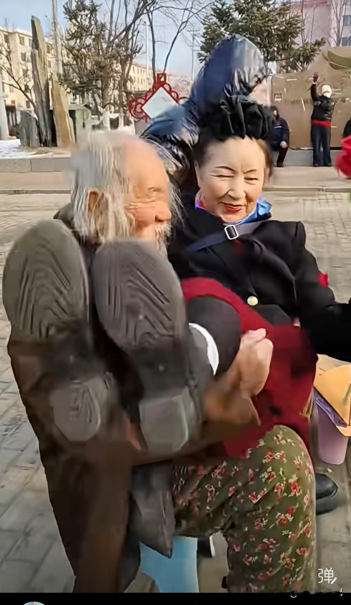 不忍目睹，简直低俗到没有底线了。
两个人大庭广众，老头把老太太抱在怀里，就在那里