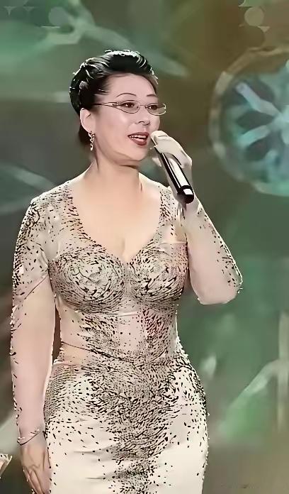 这是72岁关牧村吗？

衣服是不是换个黑色的或者其它，只要不是肉色的会好些？怎么