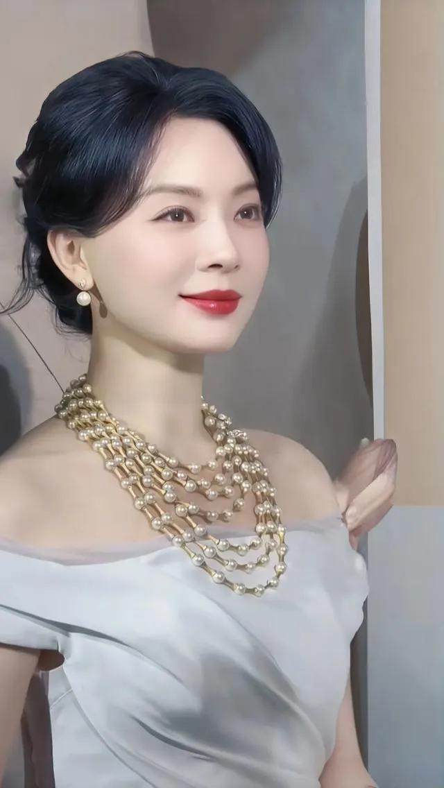 她今年48岁了，更有韵味了！她是影视演员、话剧演员、国家二级舞蹈演员，她获奖很多