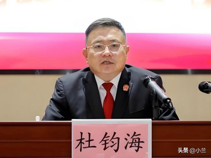 今天山东青岛的杜钧海上了热搜，
他长期山东青岛城阳区工作，
在法律行业深耕多年，