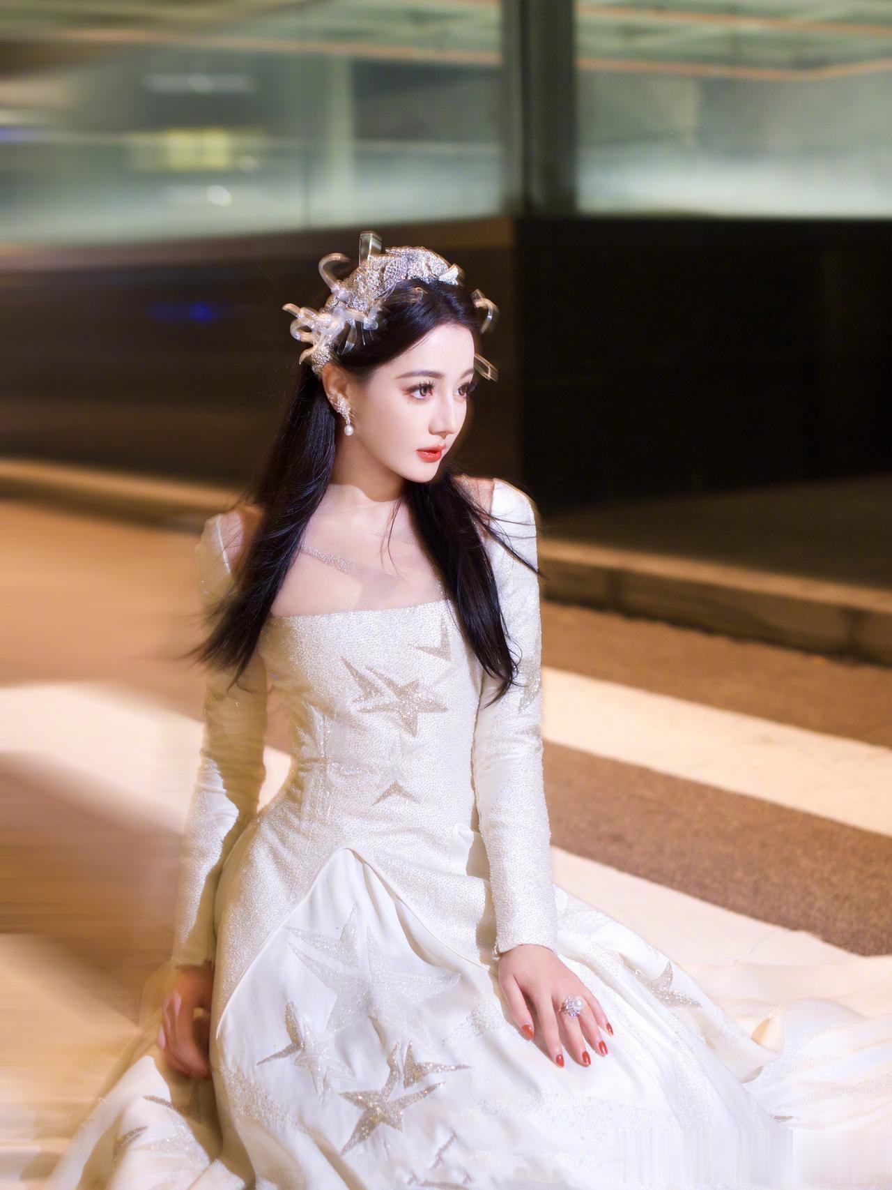 这年头造型师还真不好当啊。

星光大赏过后，迪丽热巴粉丝去造型师微博下面维权，说