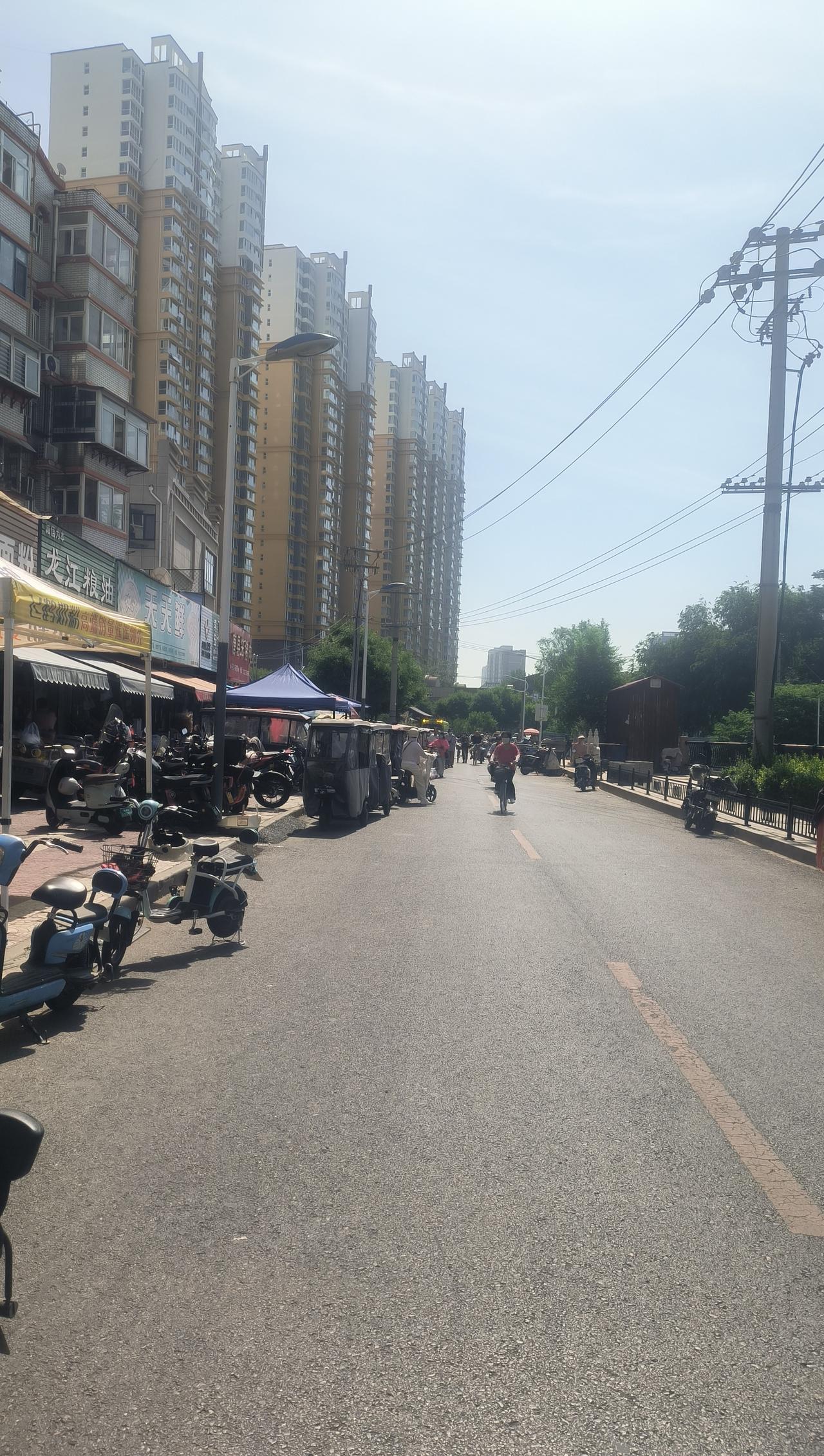 保定北河沿儿趣闻

今早十点到了北河沿买菜，整条街道开阔规整，井然有序。

一位