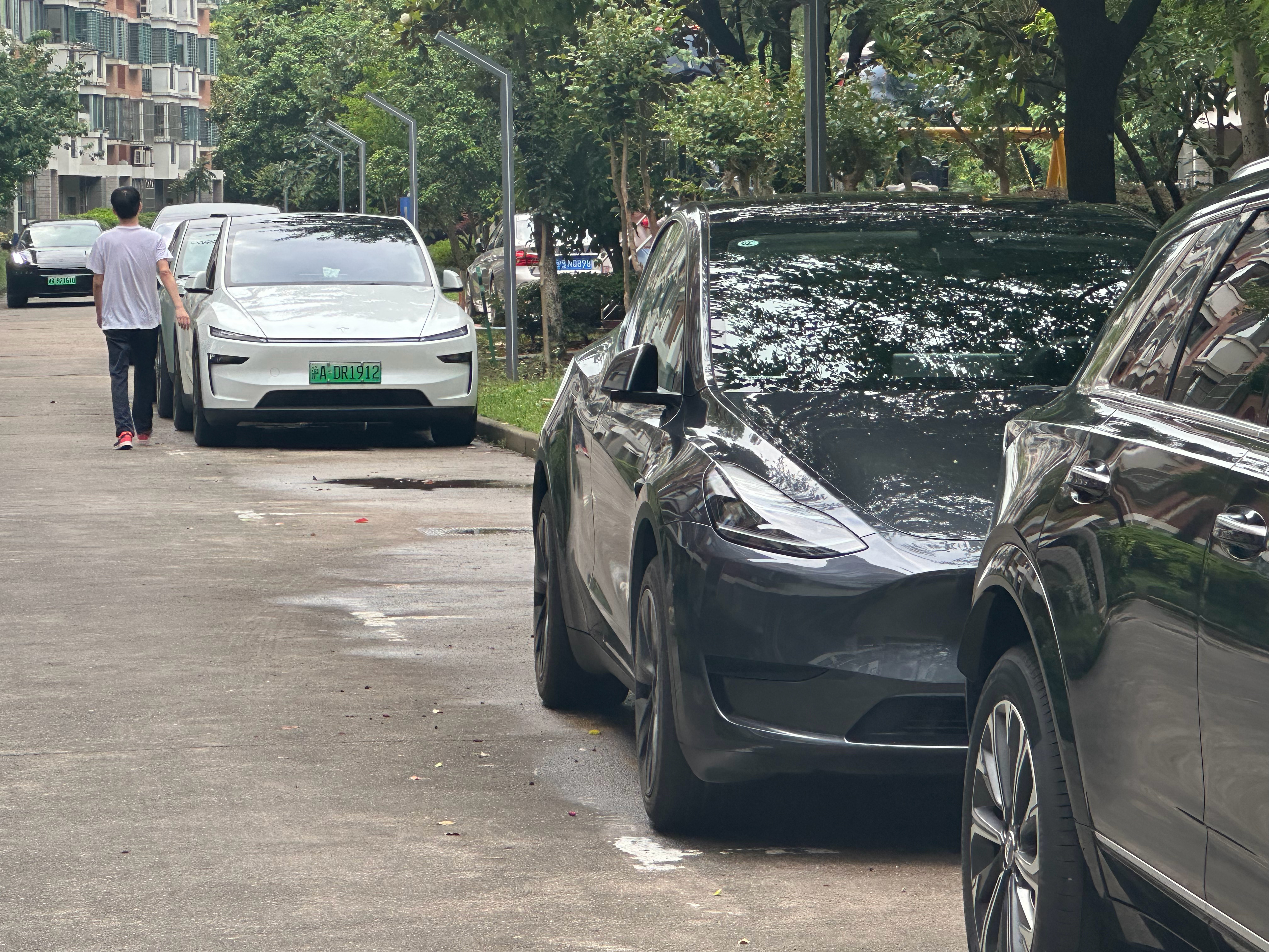 搞不清楚为什么新款的特斯拉Model Y要改大灯，新款的大灯完全没有设计，这种硬