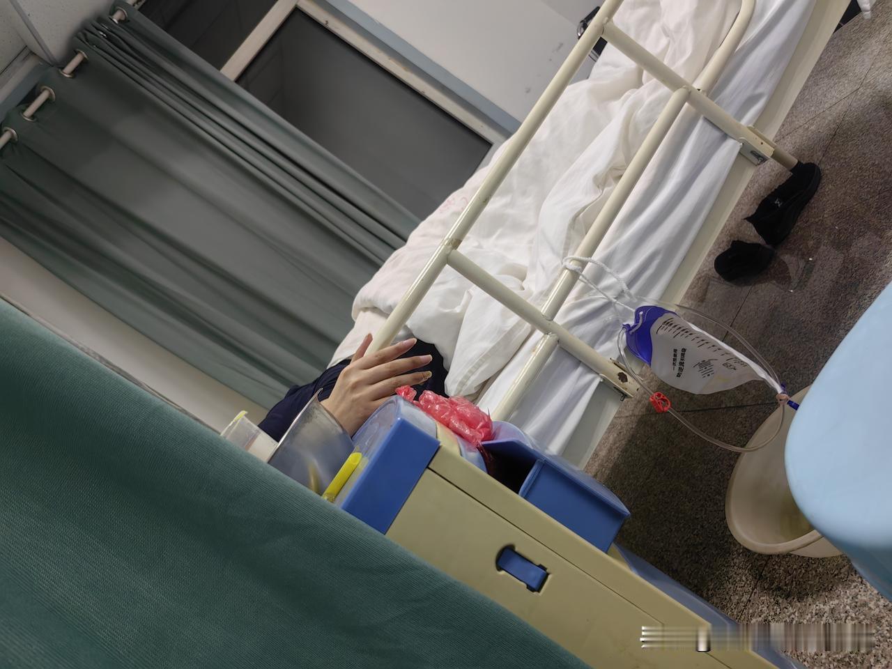 在医院里吃饭都比较早，下午六点吃的晚饭，现在晚上九点老公又饿了，我说你没吃饱吗？