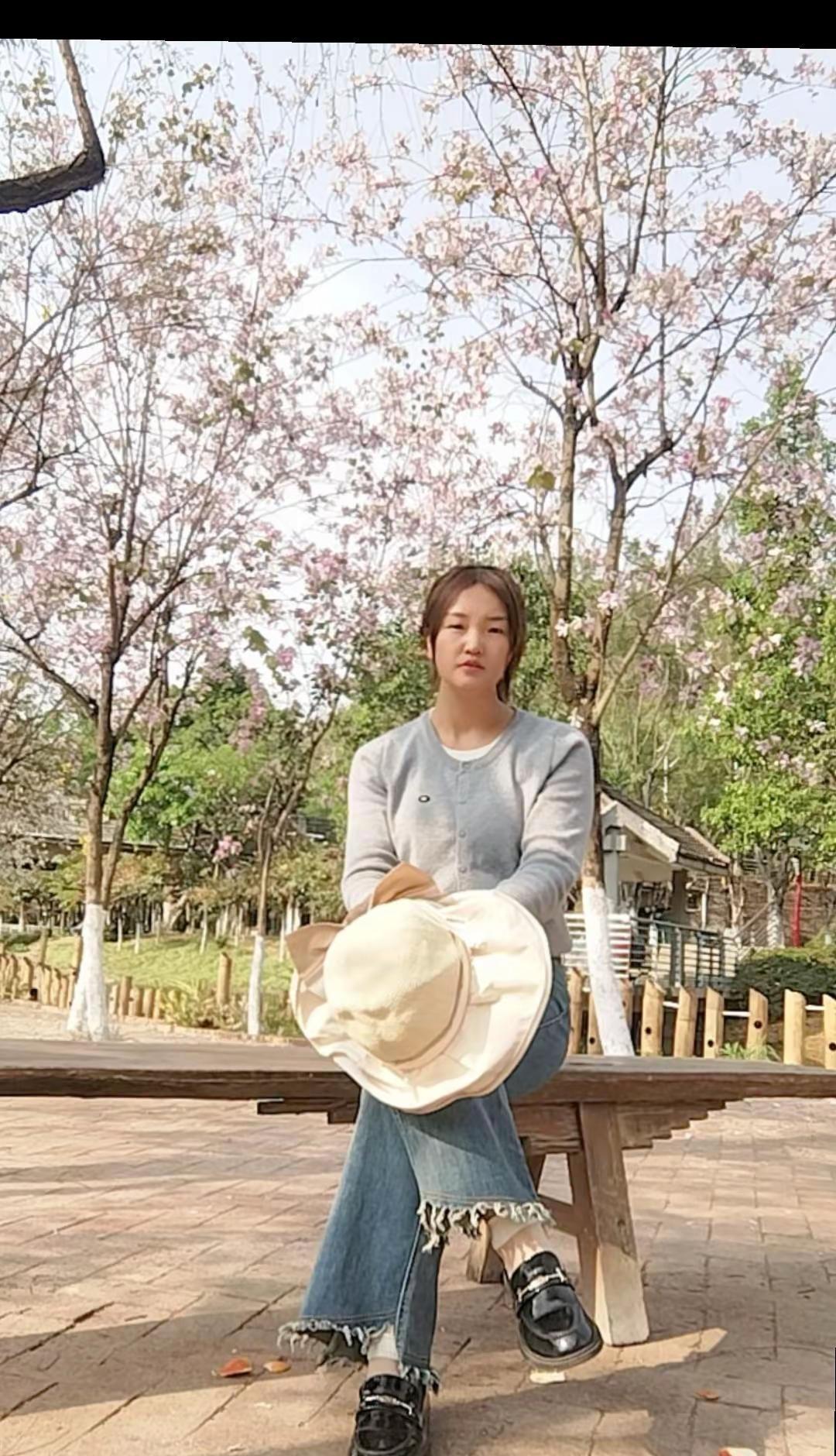 生活并不是每天都新鲜，安稳比什么都重要，没有情绪的日子，就很幸福