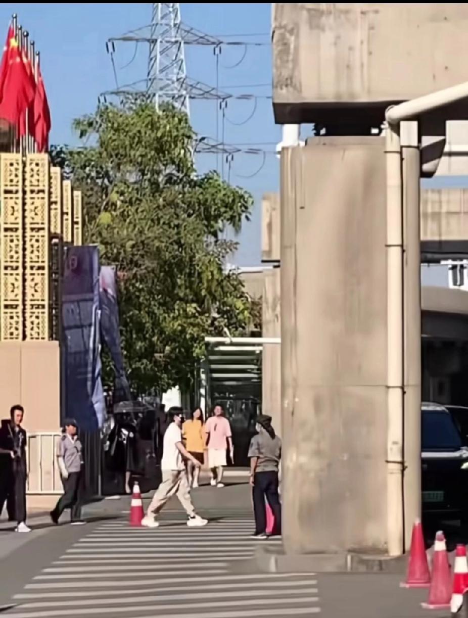 王楚钦现身新疆街头，乒超第三阶段氛围拉满🎈
 
乒超第三阶段明天在新疆乌鲁木齐