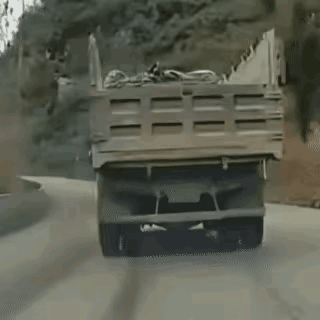 弯道不超车！跨线超车，无接触事故，货车是不是得担责任？