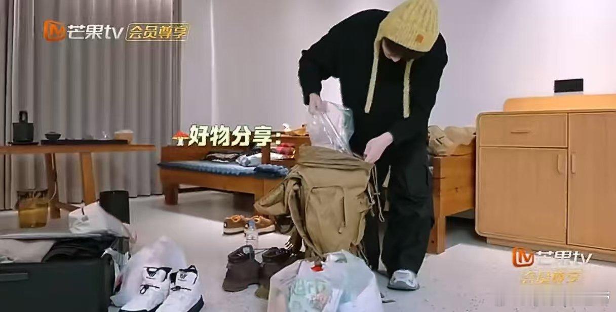 这辈子没见过这么抓马的男团 天呐！周震南把好物分享藏得严实，按袋装五颜六色超随性