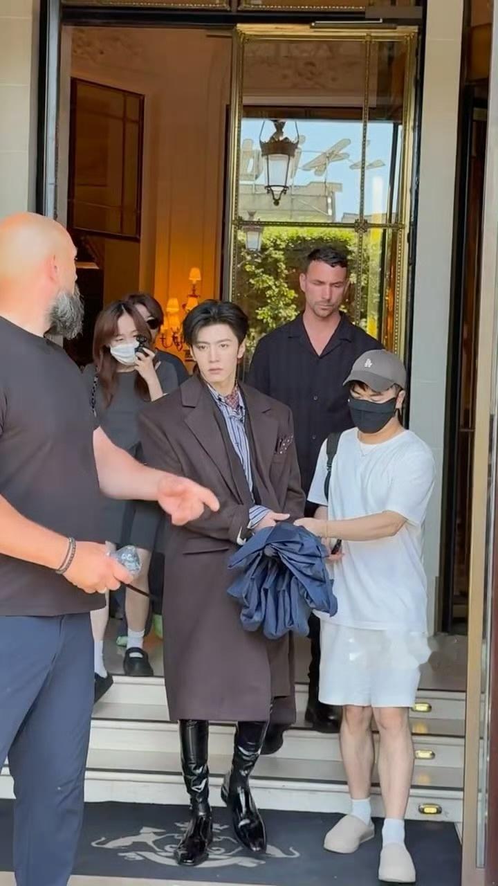 西装大衣长靴造型出街的哲远，雅痞贵公子来了