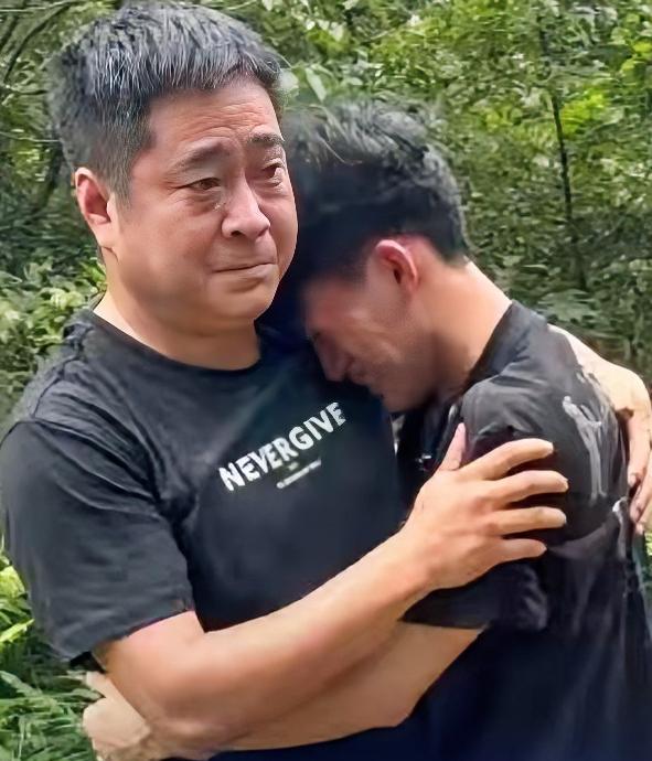 泪崩了！6月21日报道，湖南茶陵，端午前一日，18岁的颜仟城和表哥一起来到父母坟