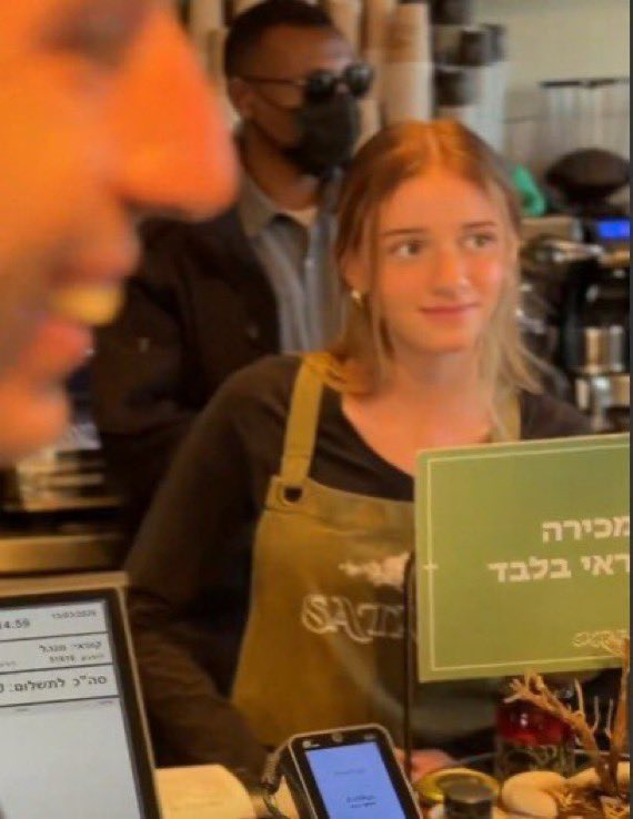 以色列女咖啡师为内塔尼亚胡冲泡咖啡后，在社交媒体上走红。 