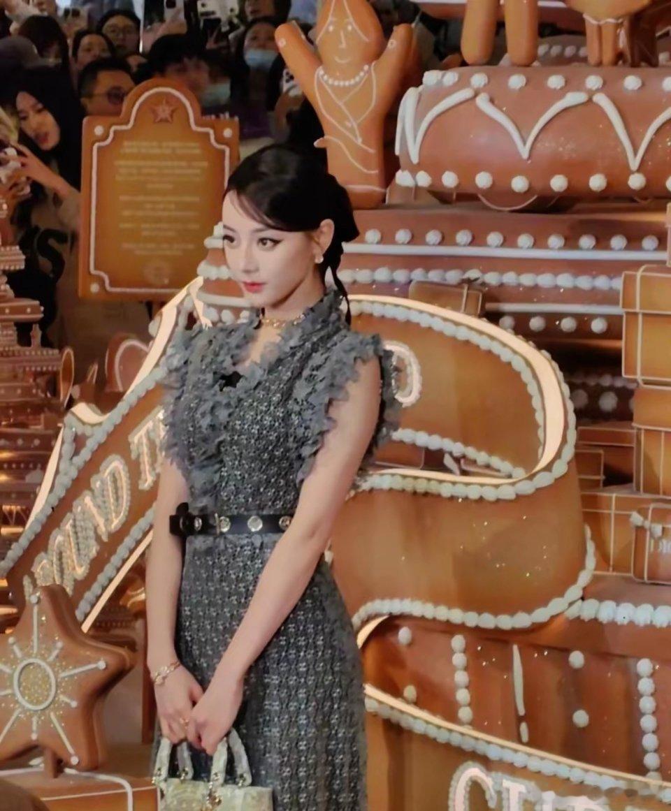 迪丽热巴小小的脸上全是五官 小小的脸上全是大大的五官，人怎么能美成这个样子呢，现