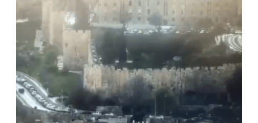 21世纪的导弹，二战的威力

伊朗弹道导弹击中耶路撒冷老城区的画面，但威力不大，