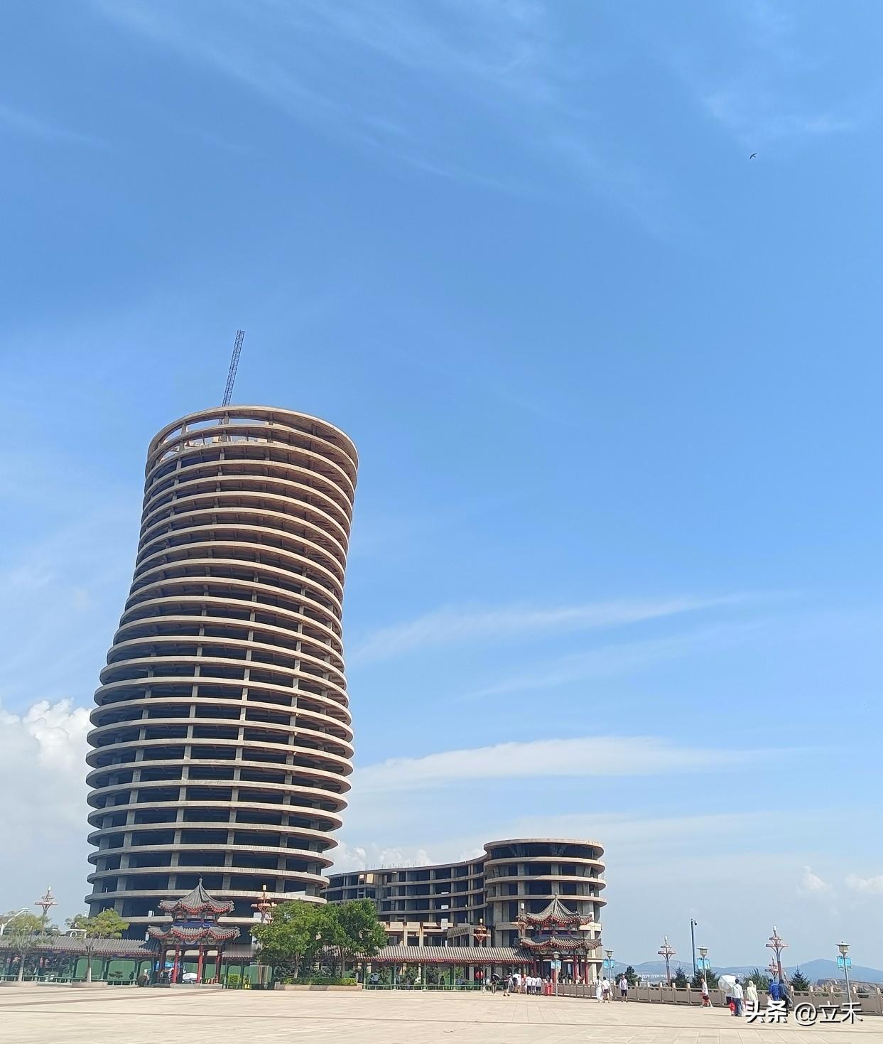 今天去锦州海边拍到的，在笔架山附近，大道旁有个公园，公园里好多小凉亭，这里的风景