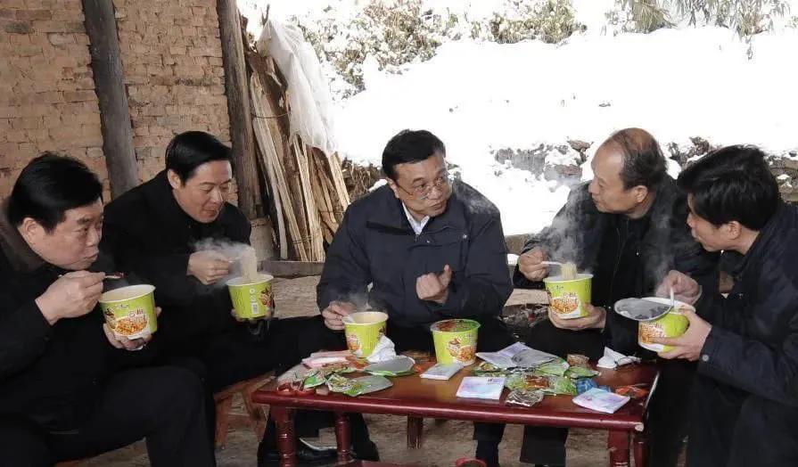 那个脚上沾满泥的人走了;那个同民众一起吃泡面的人走了，再也难找到说还有六亿人月收