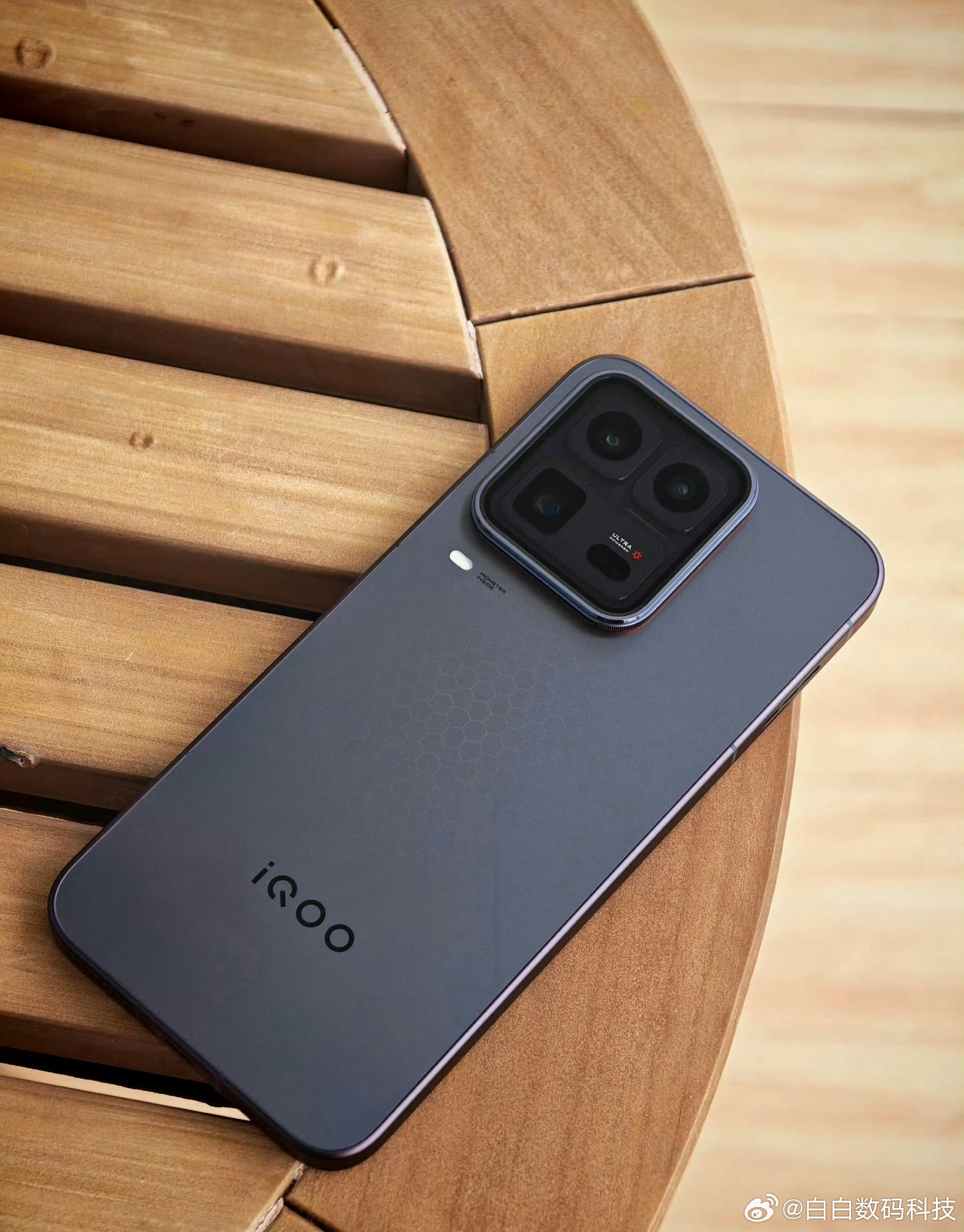 iQOO 15 Ultra 黑色版太有质感了吧！手感、质感、颜值直接长在我的心坎