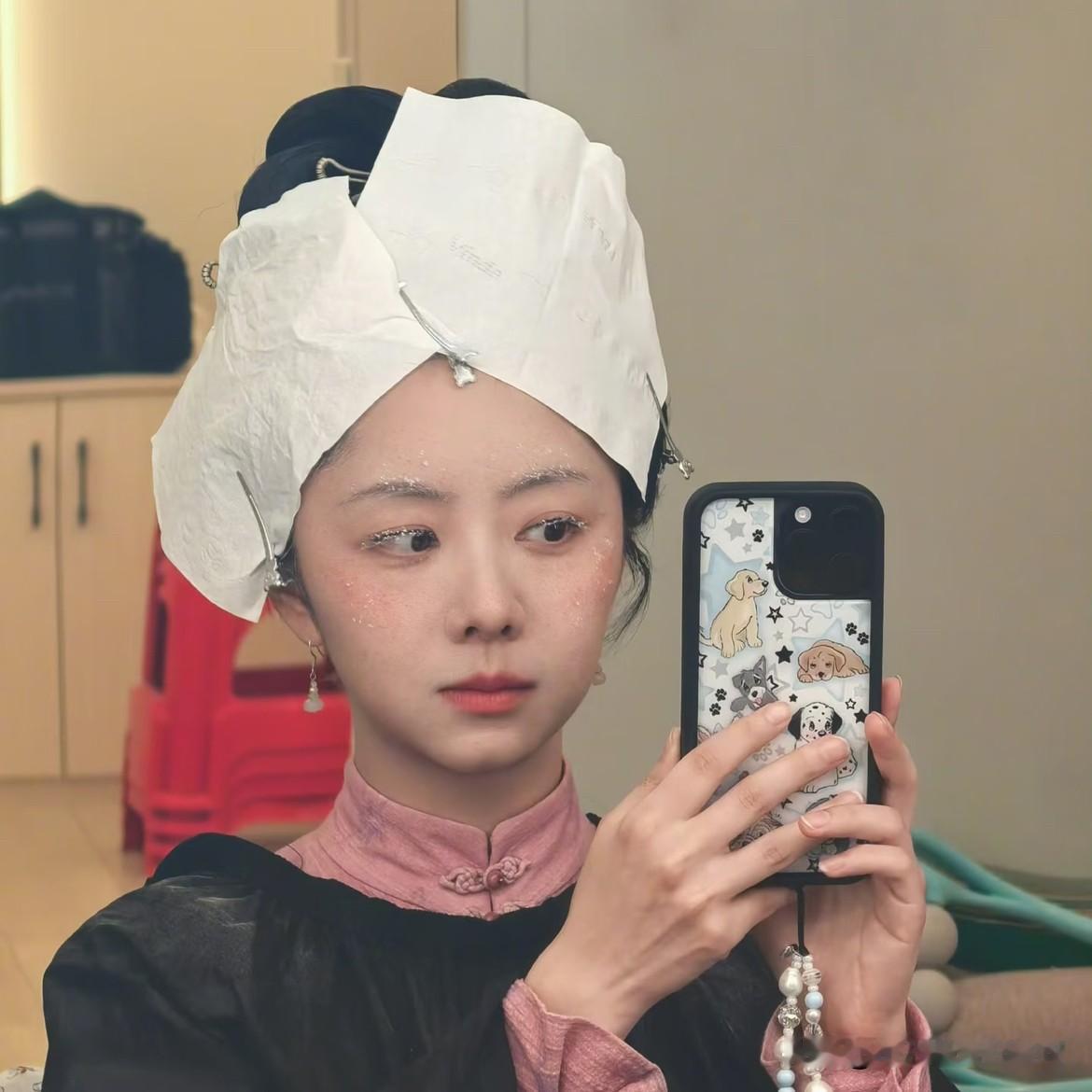 我不佩服谭松韵资源好
也不佩服谭松韵人缘好
但我是真的做不到
像谭松韵那样的敬业