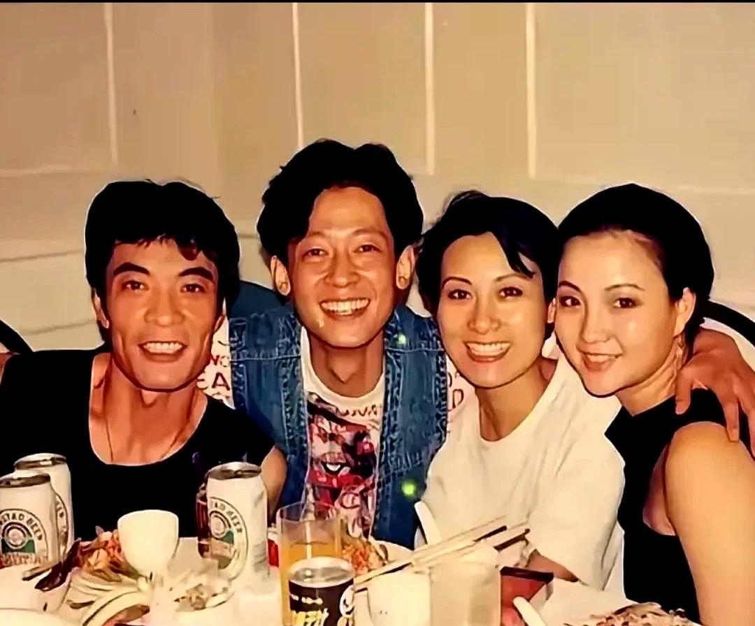 王志文和刘威，六十岁了，还在拍戏。
没滤镜，没炒作，杀青照里站那儿就跟下班回家一