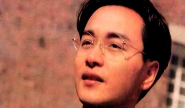 “你 5 分钟后在酒店门口等我，在正门，然后我就会来了！”

2003年愚人节，