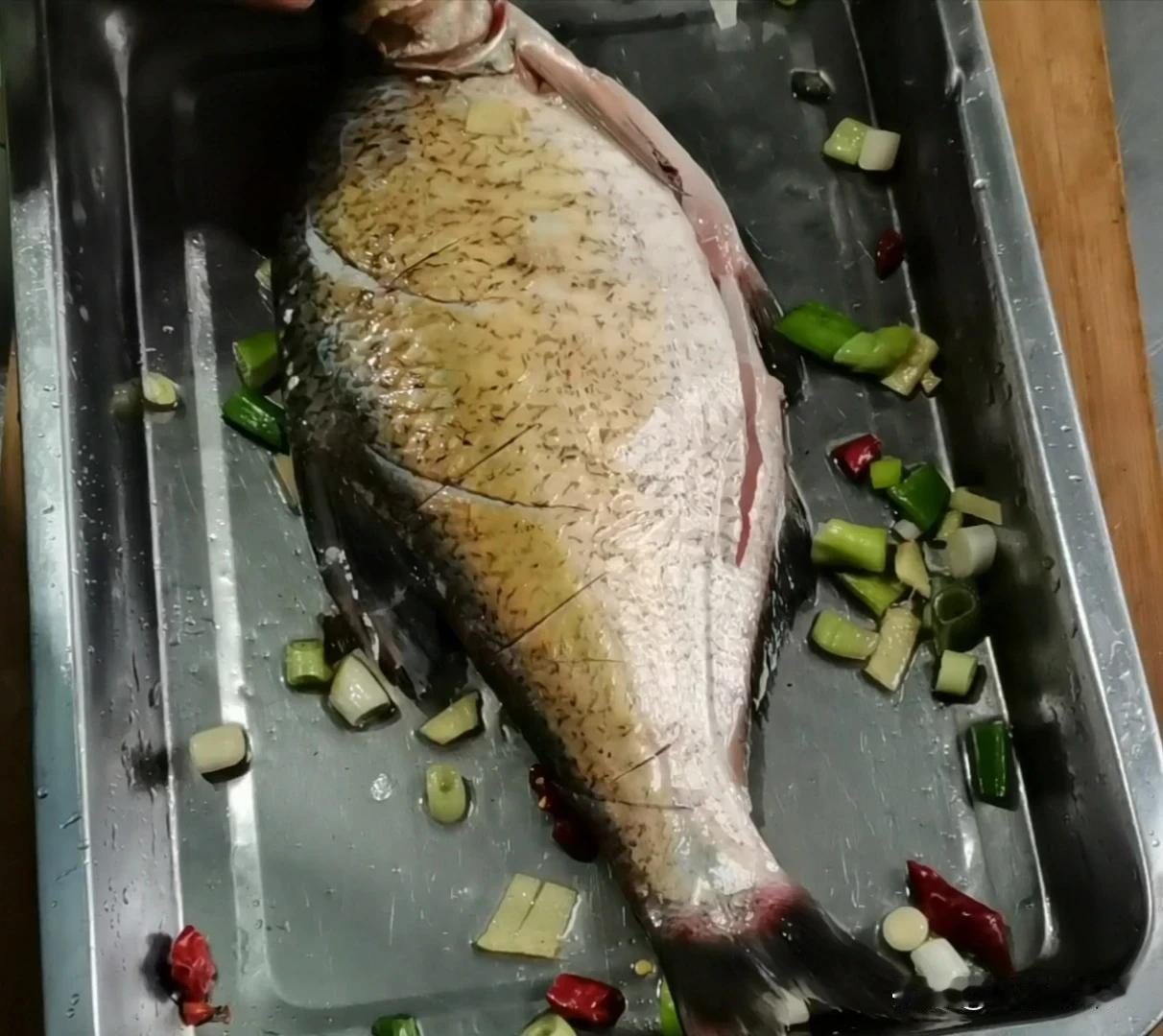 《红烧武昌鱼的做法》
         很多朋友都觉得酒店里做的鱼，怎么就那么好