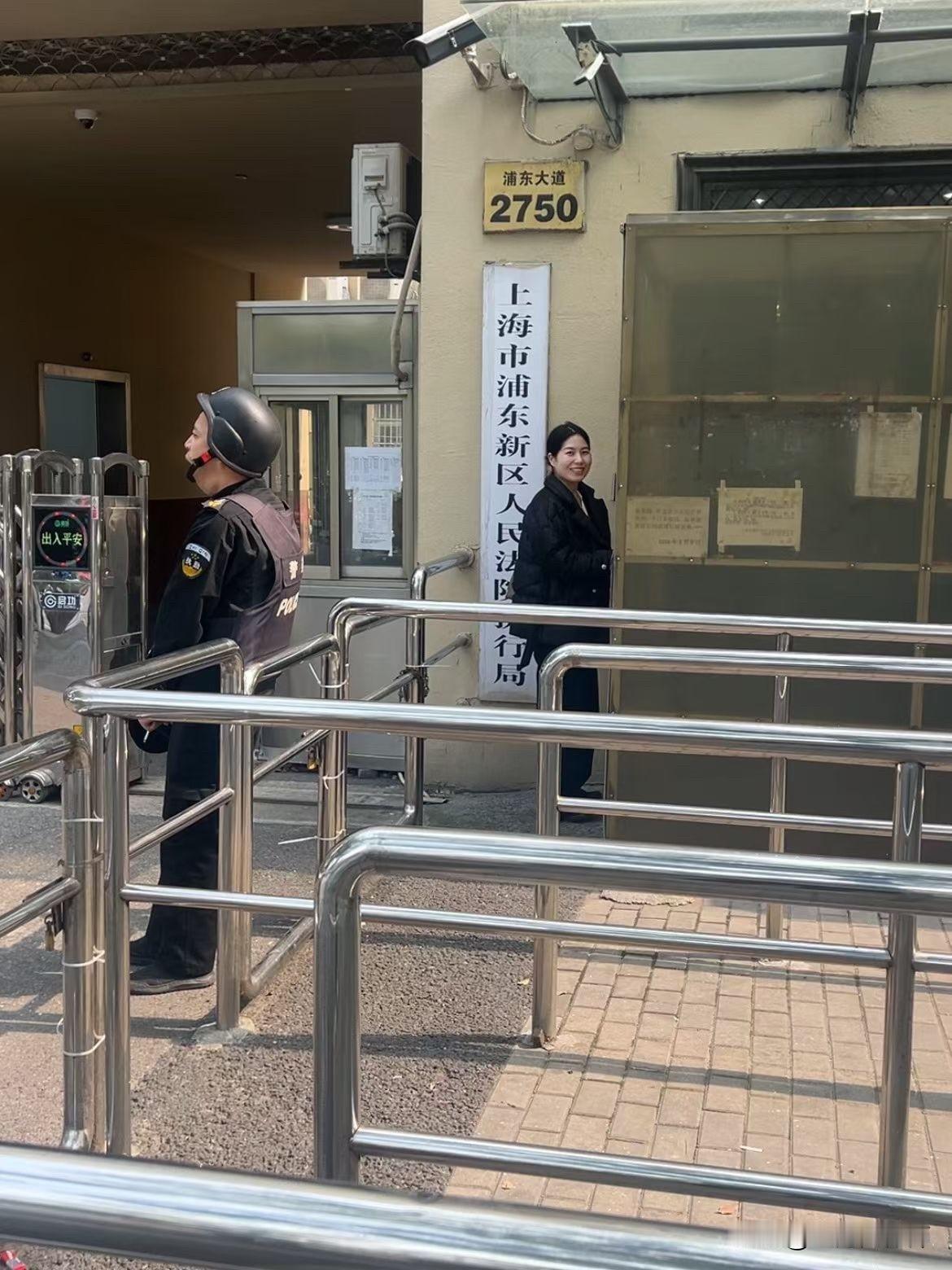 这一周已经跑了三趟执行局。
执行的过程总是反复沟通、补材料、排队等窗口，来来回回