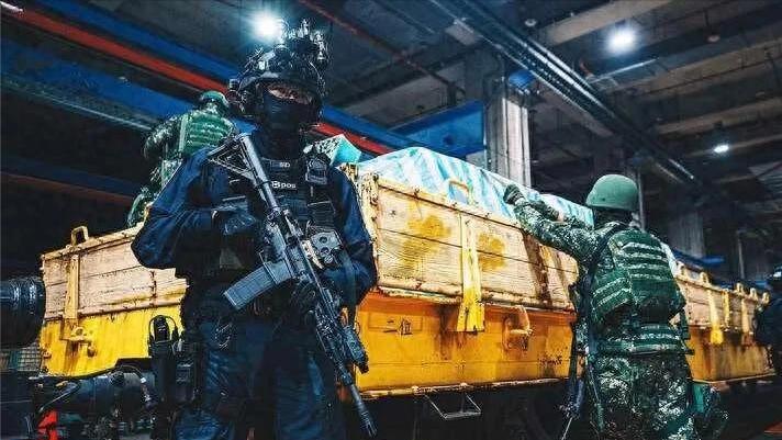 大白天的，全台湾人的手机突然狂响！老百姓还以为什么自然灾害呢？结果是民进党搞的军