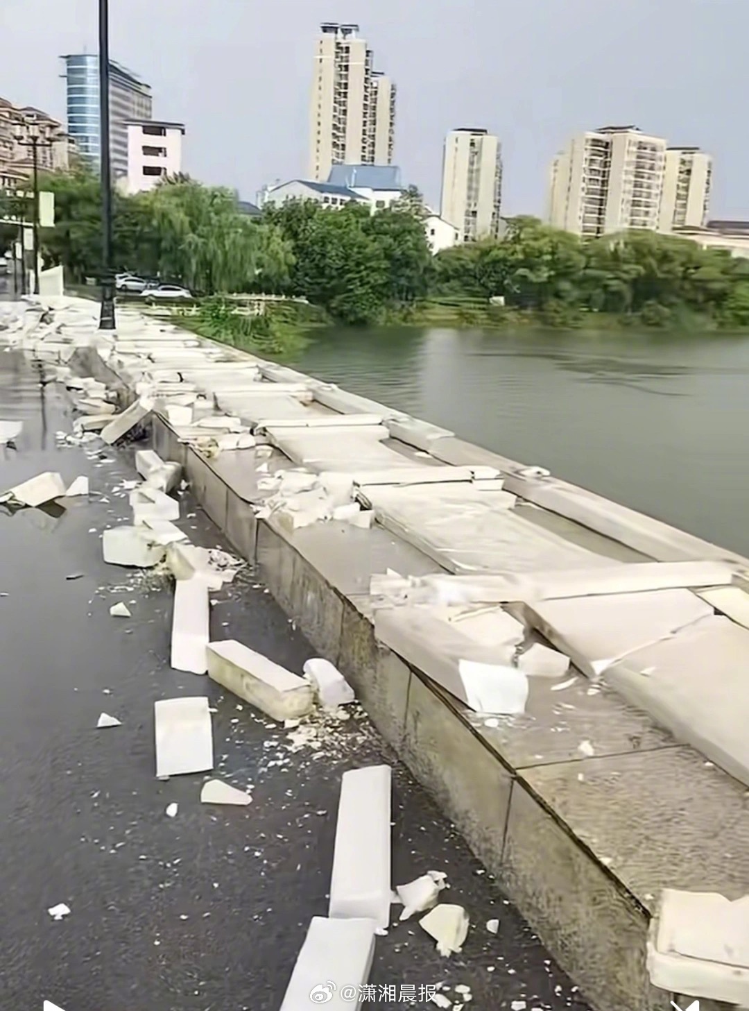 【#湖北一桥梁护栏被整排吹倒碎落一地#，#当地回应桥梁护栏被整排吹倒碎落#：无人
