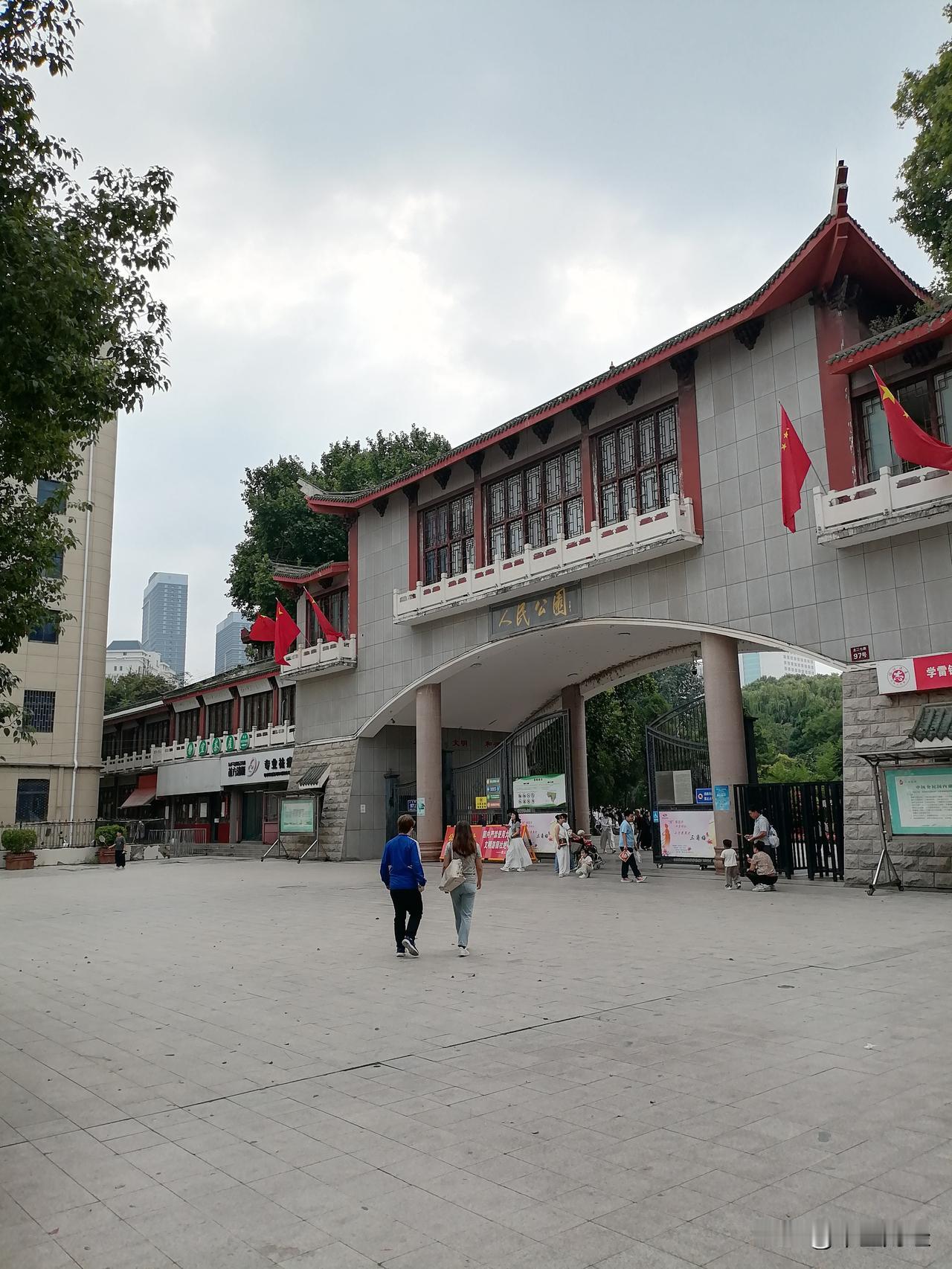 过度提待遇会压缩公司用于技术研发的核心资源。地上存储芯片大幅下滑的时代即将到来，