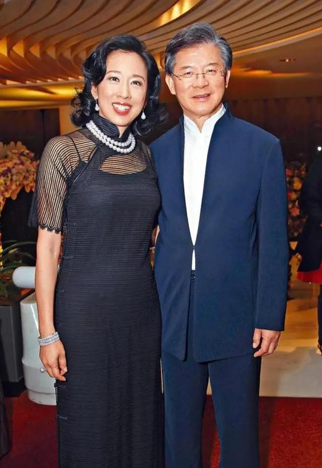 有人说，罗康瑞在60岁之前，一直是娱乐圈的头版头条。
罗康瑞：与原配何晶洁离了婚