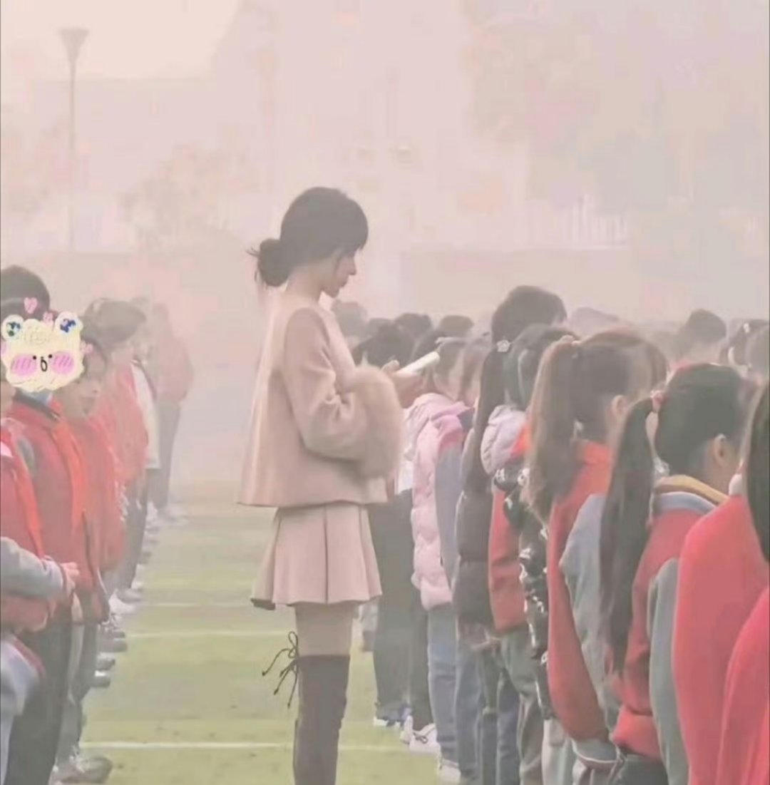 老师是教书育人的，穿成这样合适吗？ 