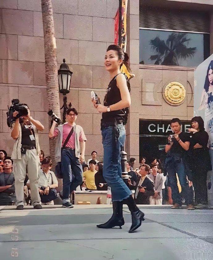 年轻时候的王菲真的好美，穿搭也很时尚 