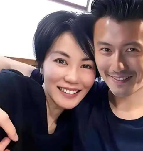 谢霆锋之所以离不开王菲，原因其实很纯粹。除了王菲长得好看、性格顺从之外，最关键的
