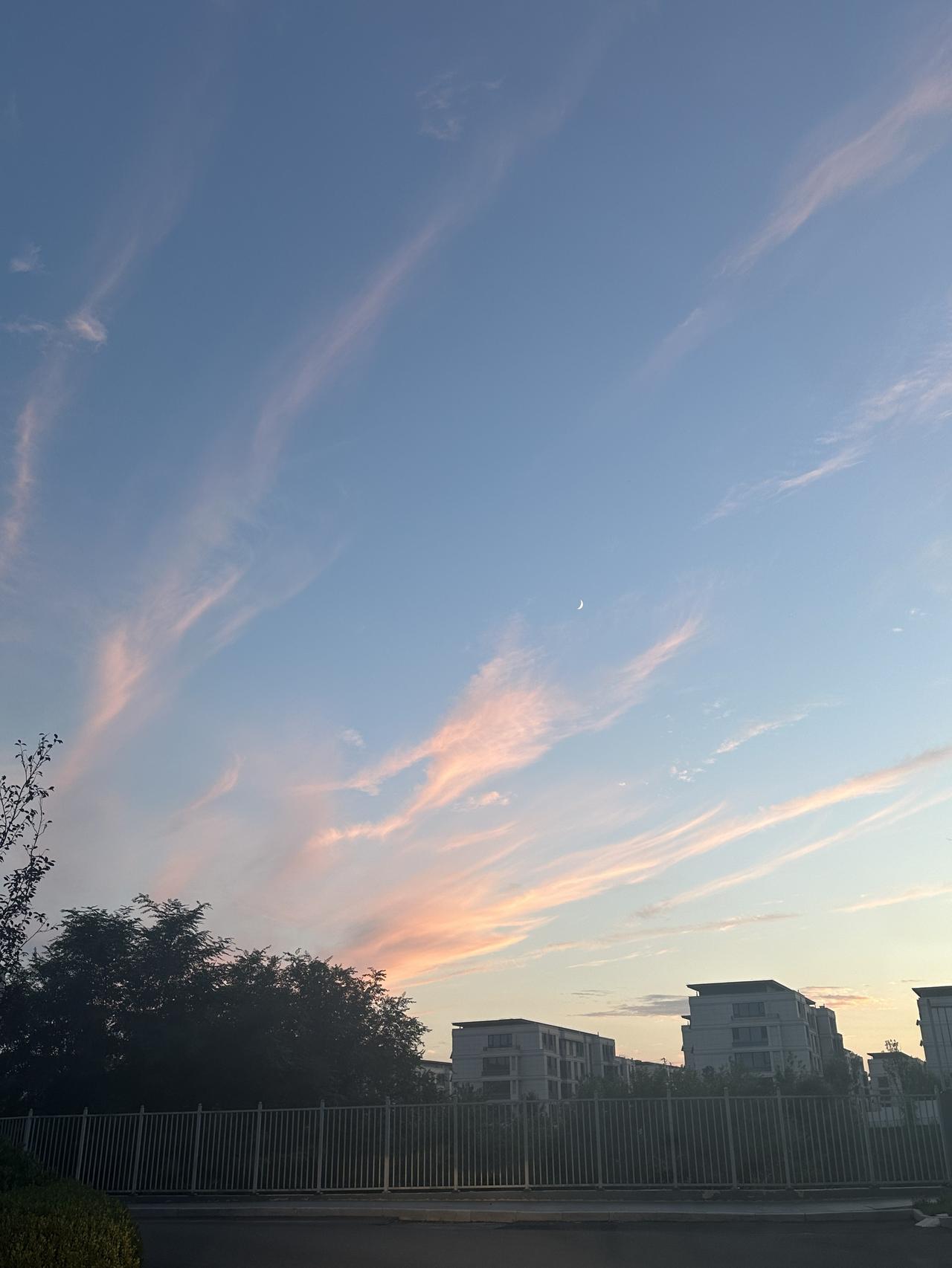 晒图笔记大赛今天这个天空也太美了，感觉紫霞仙子来了！幸运