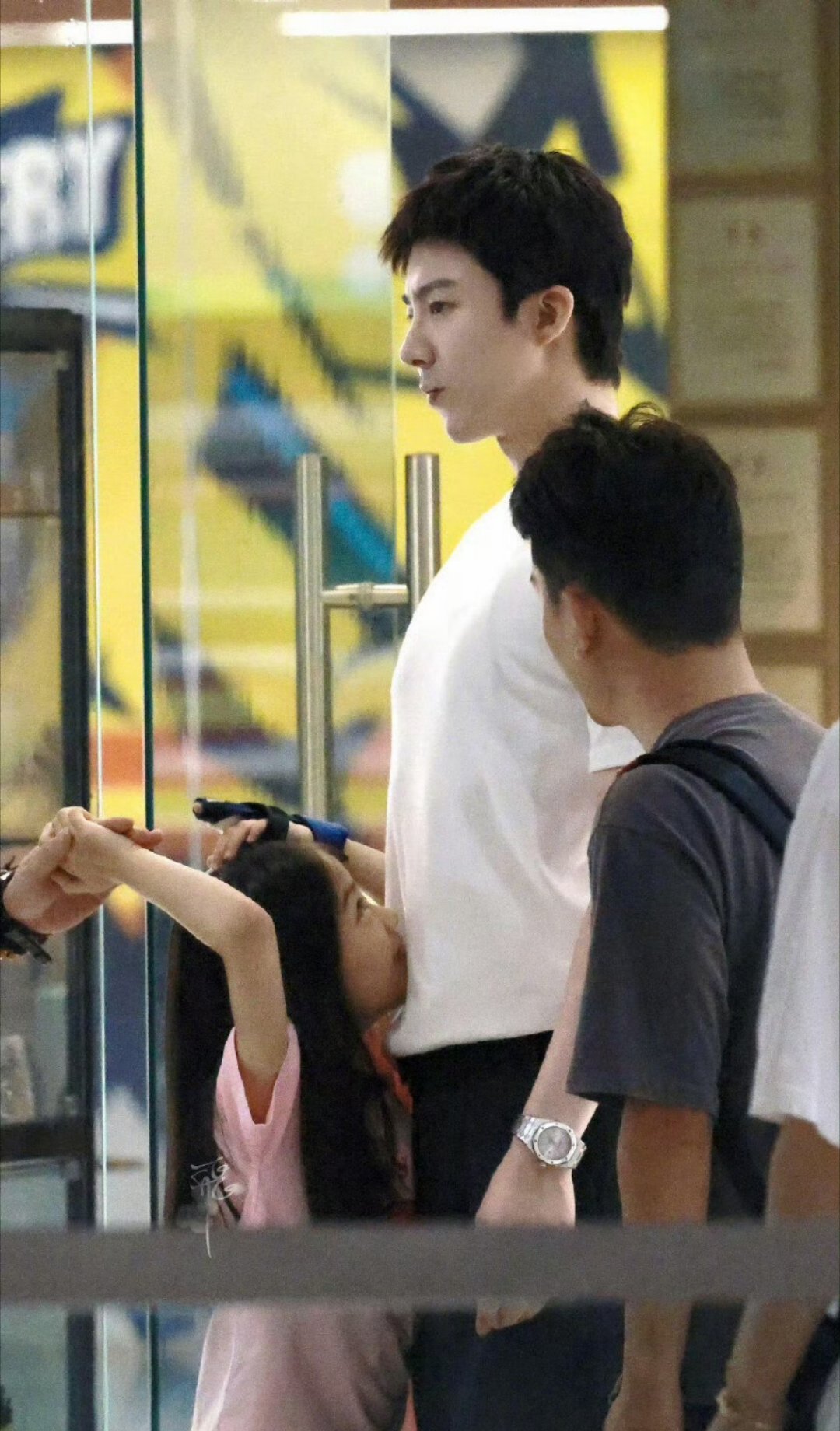 刘宇宁拍不拍腹肌已经不是他说了算 他嘴上说着害羞、藏着掖着，可自律与身材管理从来