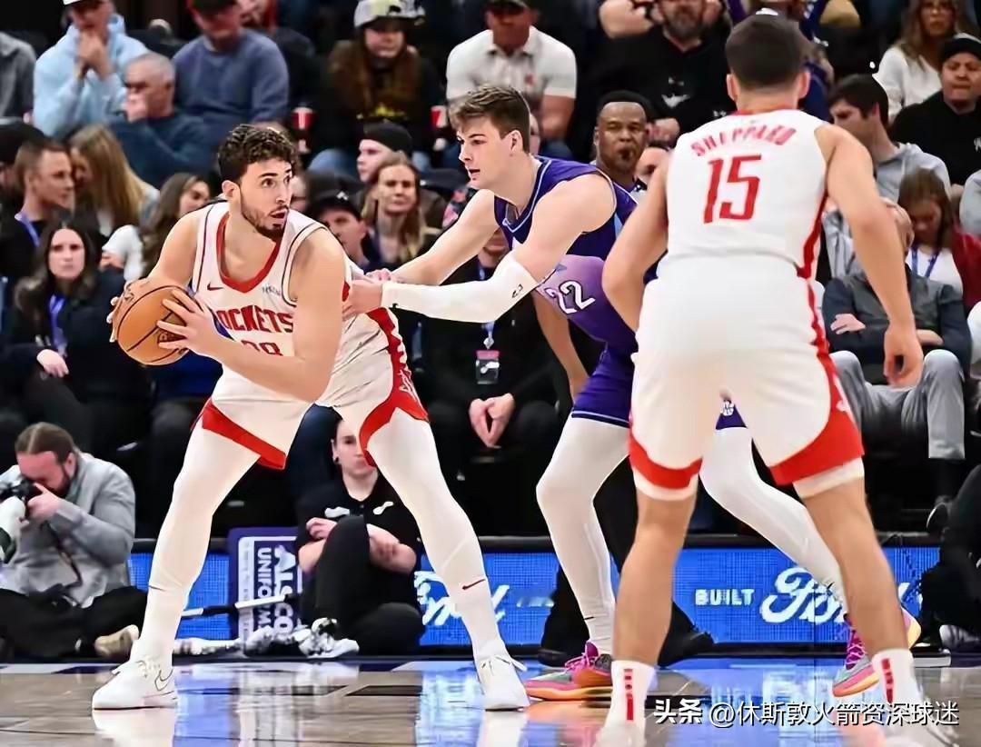 火箭申京预计缺席三场比赛，不得不说申京现在有他没他火箭都一样。不如用他换个明星后