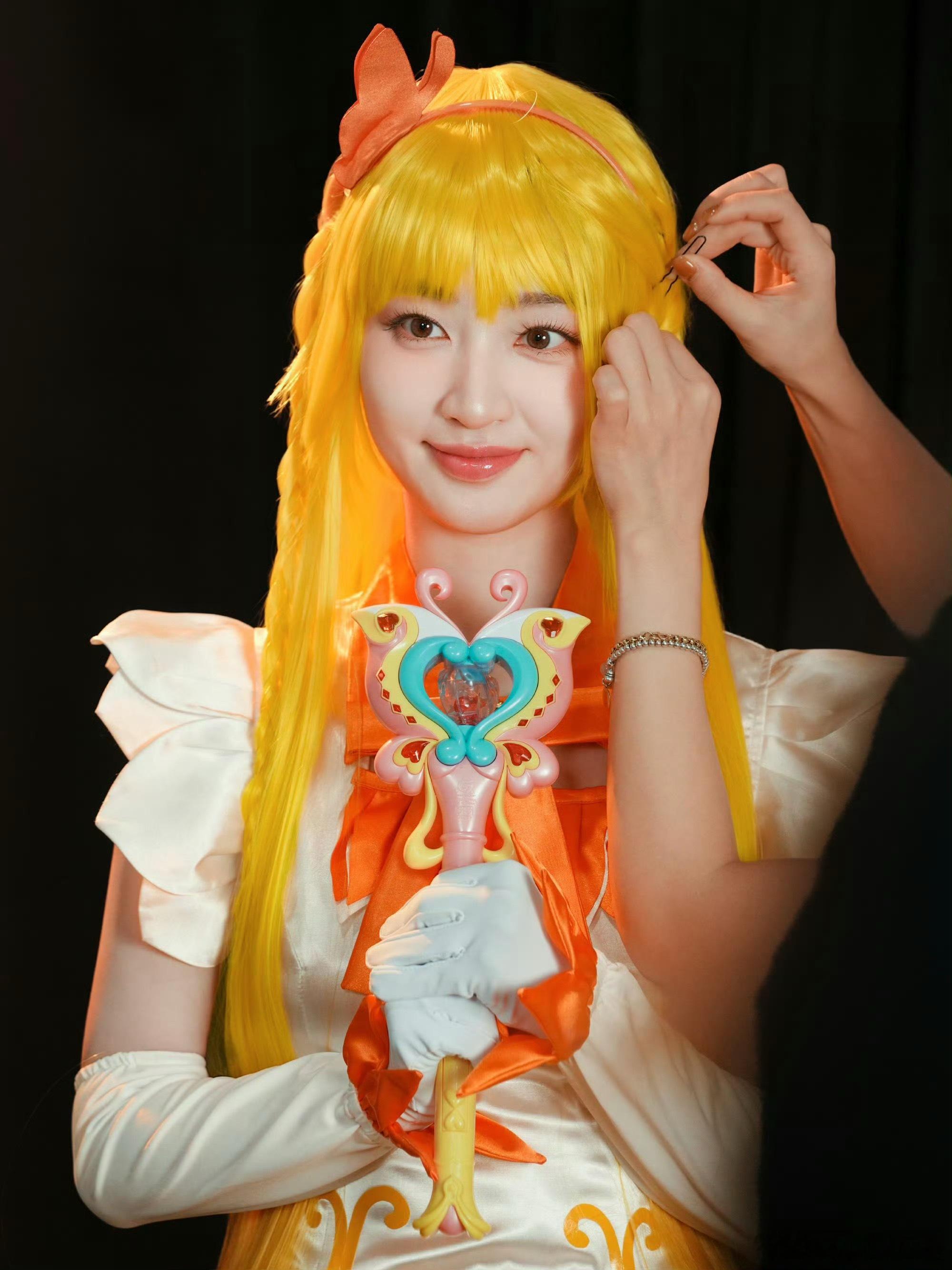 邓恩熙cos魔仙堡小蓝谁的童年DNA狠狠动了！邓恩熙剧宣解锁魔仙小蓝cos造型，