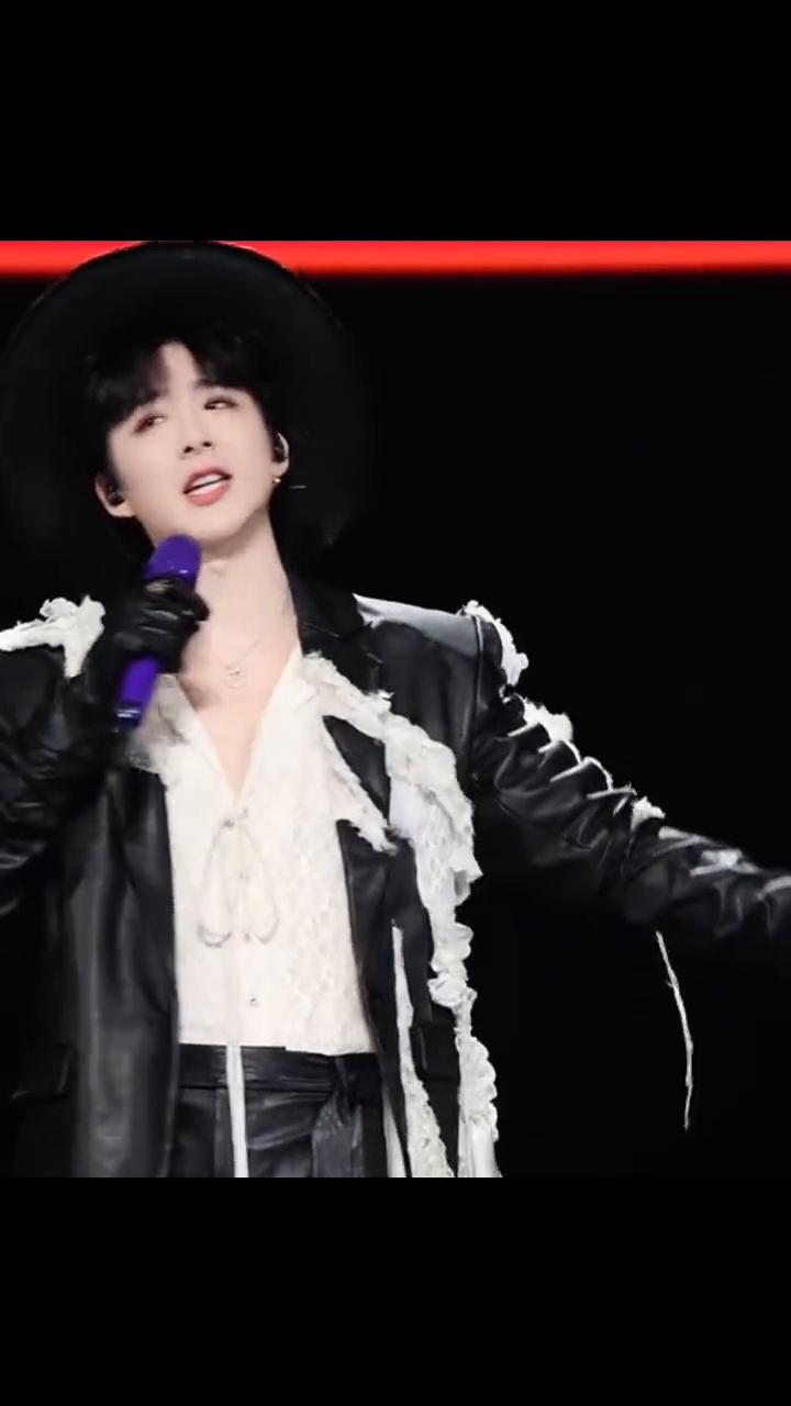 刘宇宁成都演唱会直拍。
这首《万两》送给各位，也希望他新的一年能够都发财，俗气一