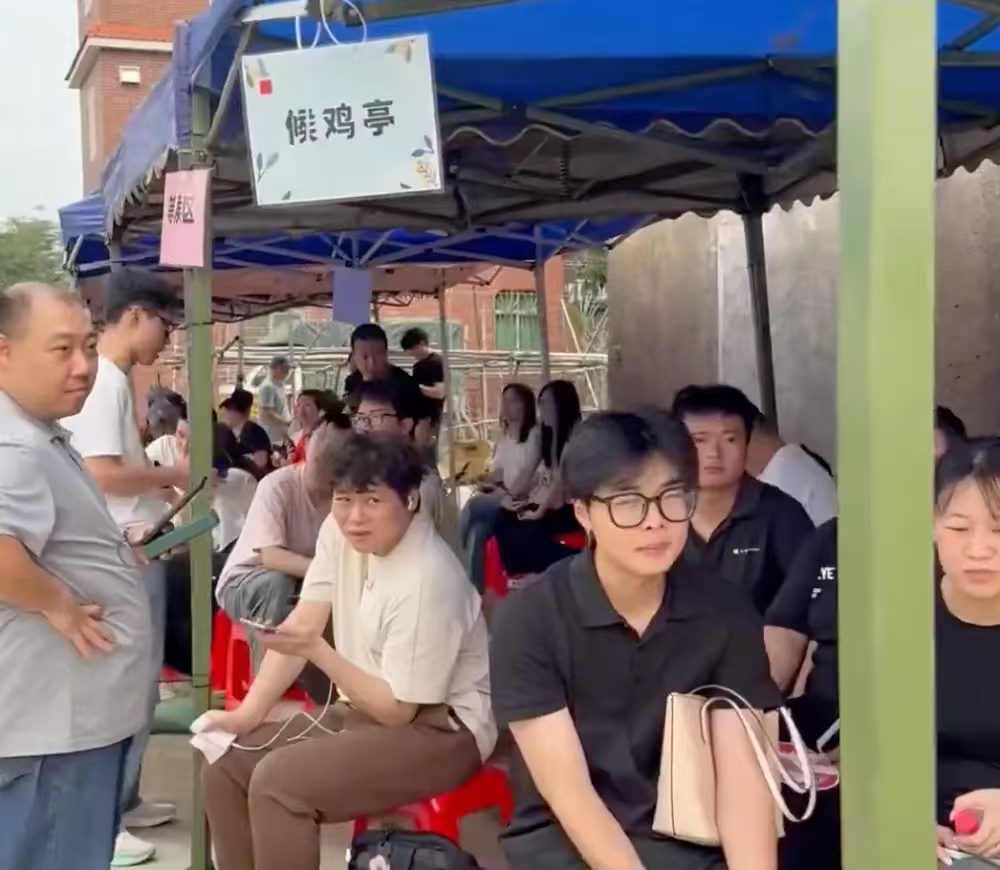 莫氏鸡煲老板还剩40万债务从承包鱼塘惨败到鸡煲店爆火，起落之间见格局。低谷时受人