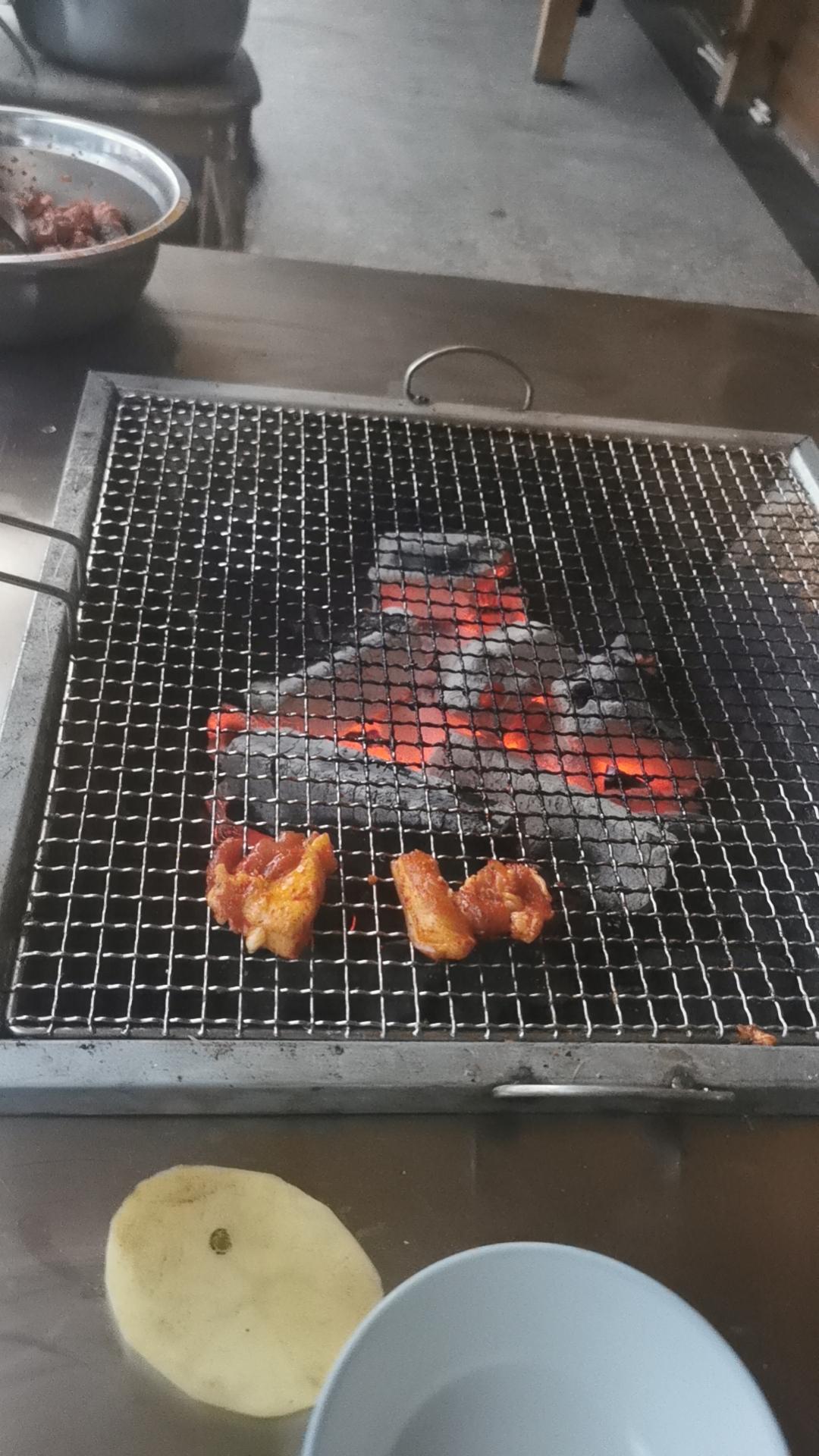 大理的冷，就得靠炭火烧烤来“热”！
 
大理的冬天说来就来，冷得人直跺脚！但咱有