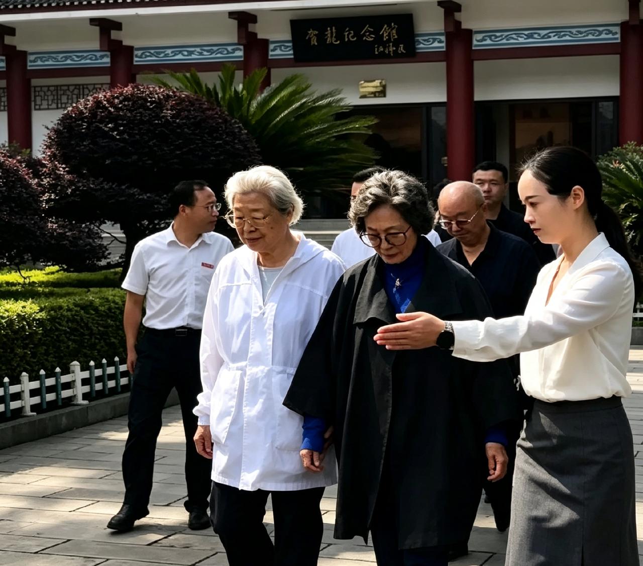 中秋回湖南桑植老家，贺龙元帅的俩女儿贺晓明和贺黎明，去父亲铜像前献花。看花篮上那