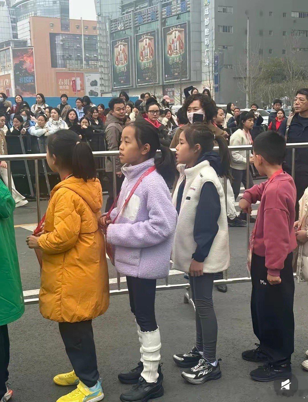 小豌豆上班了。成都混团马上开始！球童们已经到位了，小豌豆也是其中之一。据说球童也